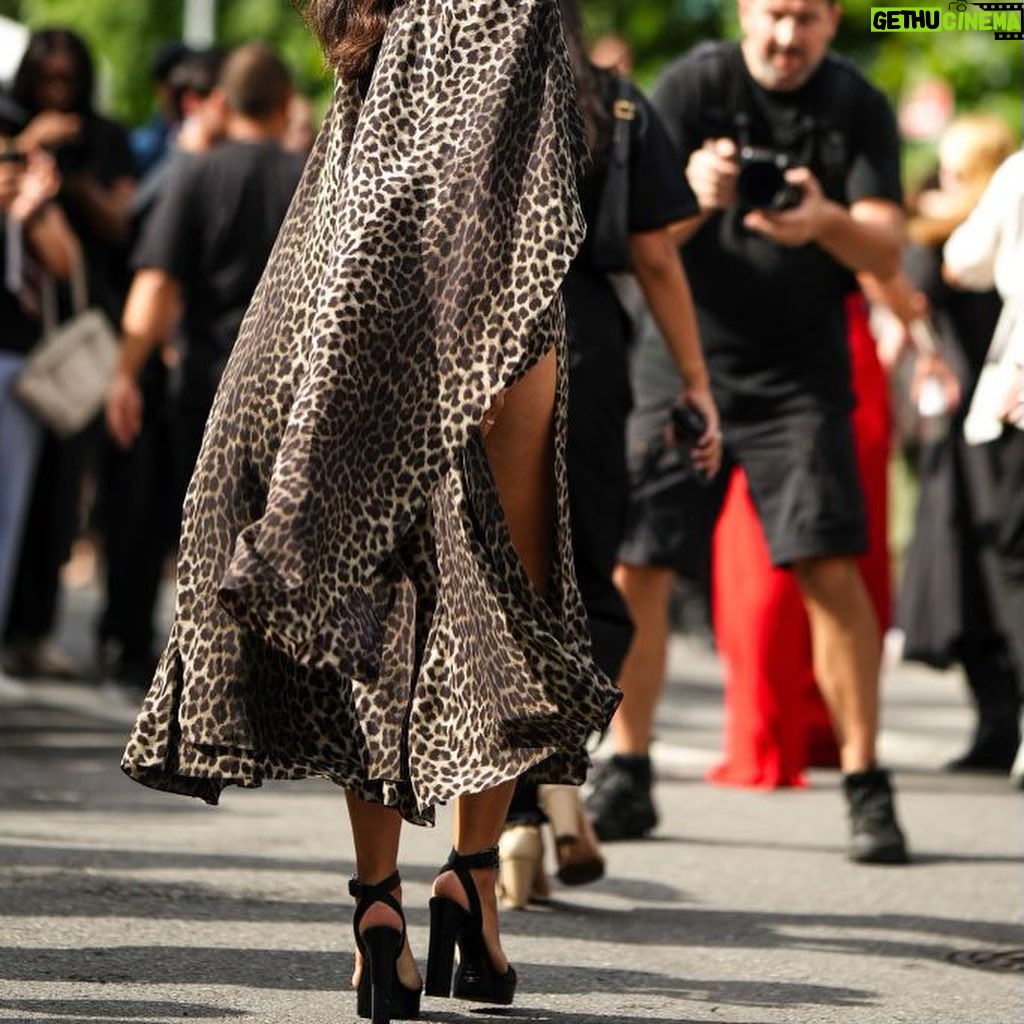 Camila Alves Instagram - From a different angle and because the hair here looks soo good! ๐๐Thank you for the beautiful show @michaelkors ๐๐๐๐๐๐๐๐๐๐๐๐de um anglo different pois o cabelo estรก mara..aqui.!!! Obrigada pelo show belรญssimo @michaelkors First ๐ทcredit Edward Berthelot/ @gettyentertainment you caught me walking to the show, nut daamm but so good almost looks like an ad campaignโฆ amazingโฆ Other ๐ท by awesome brazilian @eusebiomendonca Hair @rominahair Make up @adamdecruz Style @sasathomann