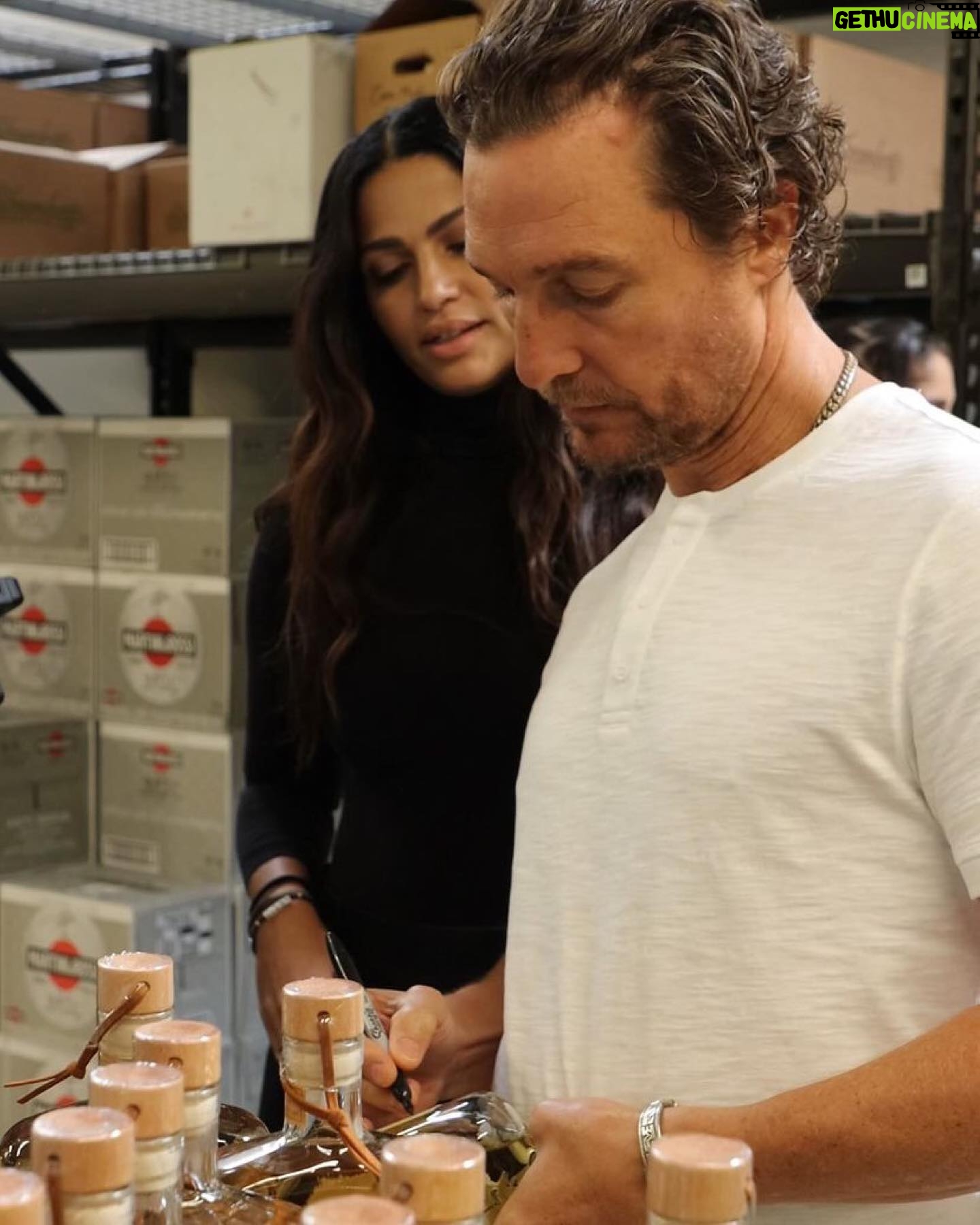 Camila Alves Instagram - Repost from @pantalonestequila • Folks in Austin, Los Angeles, Miami, and San Antonio we have a lil something not even Pantsless Santa could gift. Get your hands on bottles with signed holiday labels from Matthew & Camila at stores until they’re gone. Be sure to tag us when you find ‘em. 🥃🎄