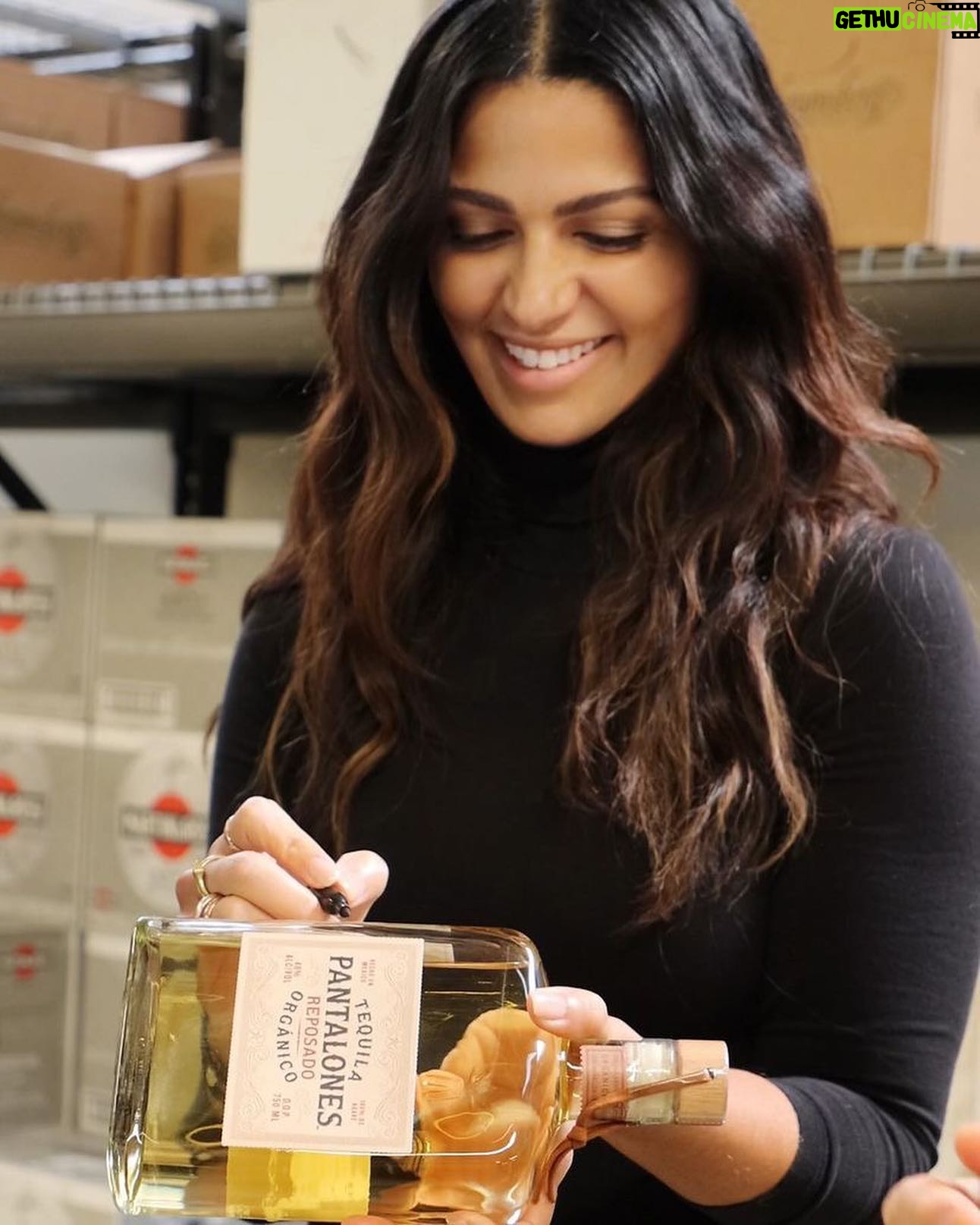 Camila Alves Instagram - Repost from @pantalonestequila • Folks in Austin, Los Angeles, Miami, and San Antonio we have a lil something not even Pantsless Santa could gift. Get your hands on bottles with signed holiday labels from Matthew & Camila at stores until they’re gone. Be sure to tag us when you find ‘em. 🥃🎄