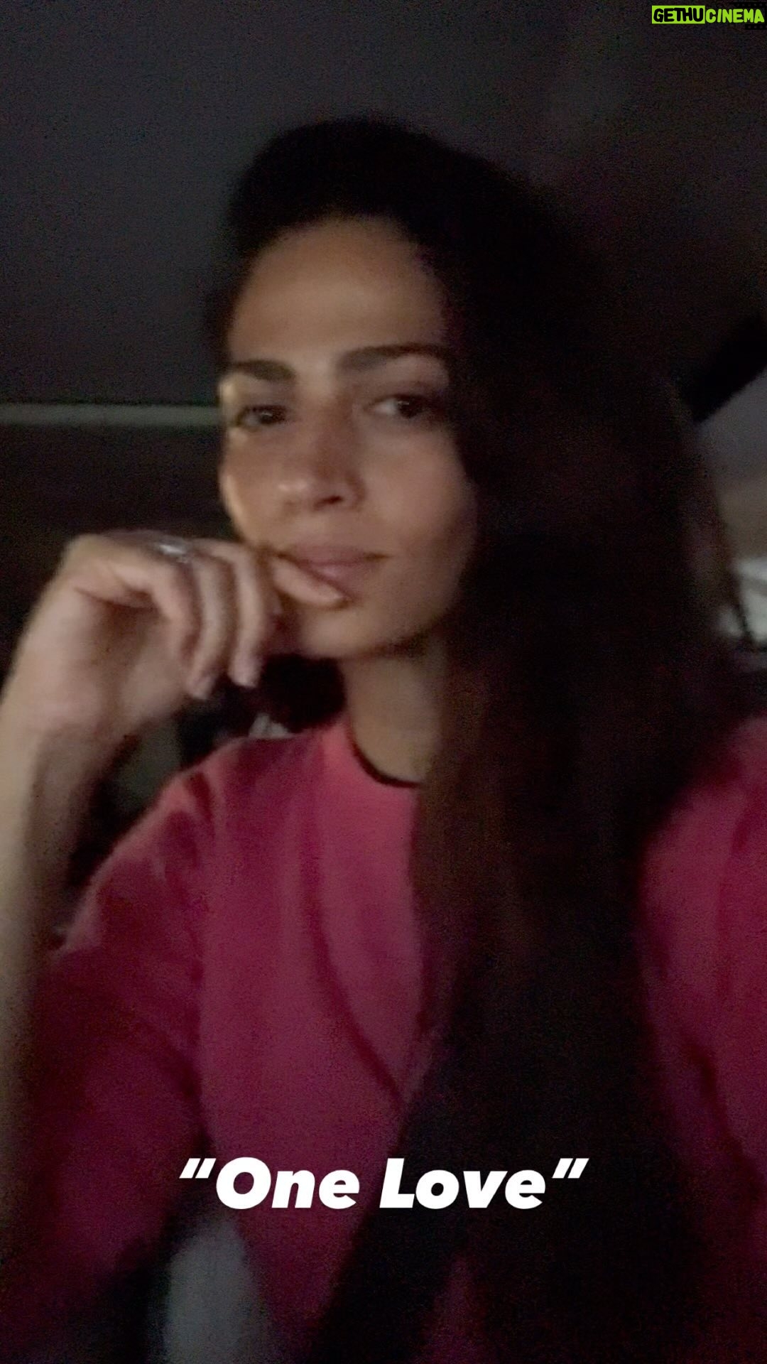 Camila Alves Instagram - OUR VALENTINES DATE was taking the whole family to see The New Movie Bob Marley βOne Loveβ it was SO GOOD!!! If you have no plans for this Friday and this weekend GO SEE!! I learned so much about my favorite musician and big props to the director Reinaldo Marcus Green, @ziggymarley , whole cast and everyone involved, this one is a lot of pressure to take upon and make it as good as they all did!!! Congratulations and everyone go see it! So many great messages @onelovemovie ππ½ππ½ππ½ππ½ππ½ππ½ππ½ππ½ππ½ππ½ππ½ππ½ #onelove #bobmarleyonelove #bobmarley ππππππππππππππππππ Meu encontro no Dia dos Namorados foi levar toda a famΓlia para ver o novo filme de Bob Marley βOne Loveβ foi TΓO BOM!!! Se vocΓͺ nΓ£o tem planos para essa sexta e esse final de semana VAI VER!! Aprendi muito sobre meu mΓΊsico favorito e grandes credito para o diretor, @ziggymarley e todo o elenco. Este Γ© difΓcil de assumir e tornΓ‘-lo tΓ£o bom quanto todos eles fizeram!!ππ½ππ½ππ½ππ½ππ½ππ½ππ½ππ½ππ½ππ½ππ½ππ½