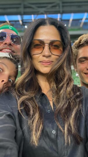 Camila Alves Instagram - 2 amazing sports event today MATCH DAY!! Tonight Let’s GO VERDE!!!! @austinfc x @lafc 
and right now @texaslonghorns x @ou_football  PLUS @aclfestival AT HOME IN AUSTIN!!!! LET’S GO!!!!