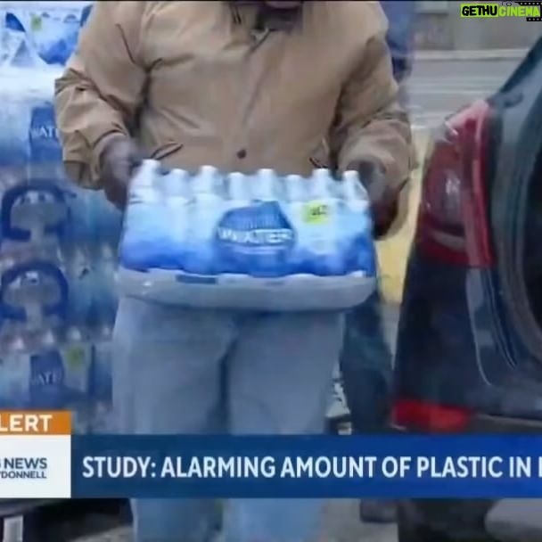 Camila Alves Instagram - Yesterday this was on stories, so many of you DM me with personal stories agreeing with the article, let’s have a bigger conversation ! I can’t say if they are right or wrong As I am NO expert on the topic, but many years ago I was taught that plastic WHEN exposed to different temperatures it can leak chemicals into the water. I just didn’t want to wait for an organization to prove it rigth or wrong, the thought of that and the Environment impact quickly made me switch to glass bottles and filter systems many years ago! Have you had any experiences with this topic? Video credit by @cbseveningnews I am not agreeing or disagreeing just sharing interesting studies