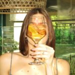 Camila Queiroz Instagram - Um dia lindo por aqui e um Lillet Rosé Tonic pra brindar ✨🍹@lillet.br é versátil, fácil de combinar e tem tudo a ver com uma tarde na piscina, brunch, almoço com amigas, fim de tarde curtindo um pôr do sol…. Quem experimentar depois me conta o que achou!!! Aproveite o link de compra nos stories. Aprecie com moderação. Não compartilhe com menores de 18 anos. #publi #Lillet #lilletbr