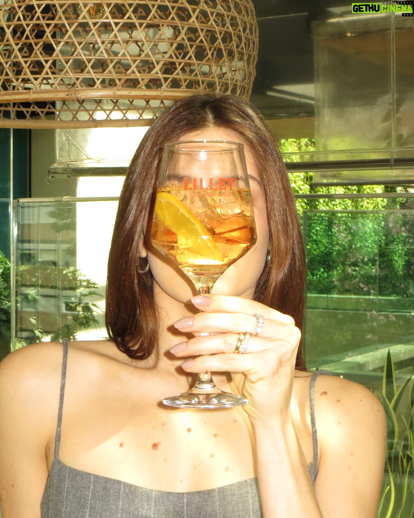 Camila Queiroz Instagram - Um dia lindo por aqui e um Lillet Rosé Tonic pra brindar ✨🍹@lillet.br é versátil, fácil de combinar e tem tudo a ver com uma tarde na piscina, brunch, almoço com amigas, fim de tarde curtindo um pôr do sol…. Quem experimentar depois me conta o que achou!!! Aproveite o link de compra nos stories. Aprecie com moderação. Não compartilhe com menores de 18 anos. #publi #Lillet #lilletbr