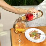 Camila Queiroz Instagram - Um dia lindo por aqui e um Lillet Rosé Tonic pra brindar ✨🍹@lillet.br é versátil, fácil de combinar e tem tudo a ver com uma tarde na piscina, brunch, almoço com amigas, fim de tarde curtindo um pôr do sol…. Quem experimentar depois me conta o que achou!!! Aproveite o link de compra nos stories. Aprecie com moderação. Não compartilhe com menores de 18 anos. #publi #Lillet #lilletbr