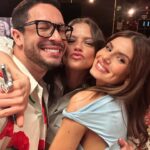 Camila Queiroz Instagram - Verdade seja dita... quando esse trio se junta, os segredos se revelam 😏 Em breve estaremos na telinha, juntos novamente graças ao @walcyrcarrasco, pra algo muito especial 🖤 Algum palpite?