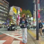 Camila Queiroz Instagram - Arigato Tokyo! 🇯🇵 Ressignifiquei esse lugar que foi tão marcante na minha vida, já contei essa história algumas vezes… O Japão é surpreendente, apaixonante, nos dá aula de civilidade e respeito ao próximo. Voltar depois de 13 anos foi uma mistura de sensações, me emocionei e agradeci algumas vezes. Ainda por cima estava a convite da joalheria mais icônica do mundo @tiffanyandco , acompanhada do amor da minha vida @klebbertoledo e da @13thprod É, foi um sonho. Arigato Tokyo! 🇯🇵 I resignified this place that was so remarkable in my life, I’ve told this story a few times... Japan is surprising, passionate, teaches us about civility and respect for others. Coming back after 13 years was a mixture of feelings, I was moved and thanked a few times. On top of that, I was invited by the world’s most iconic jewelry store @tiffanyandco accompanied by the love of my life @klebbertoledo and @13thprod Yeah, it was a dream.