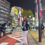 Camila Queiroz Instagram - Arigato Tokyo! 🇯🇵 Ressignifiquei esse lugar que foi tão marcante na minha vida, já contei essa história algumas vezes… O Japão é surpreendente, apaixonante, nos dá aula de civilidade e respeito ao próximo. Voltar depois de 13 anos foi uma mistura de sensações, me emocionei e agradeci algumas vezes. Ainda por cima estava a convite da joalheria mais icônica do mundo @tiffanyandco , acompanhada do amor da minha vida @klebbertoledo e da @13thprod É, foi um sonho. Arigato Tokyo! 🇯🇵 I resignified this place that was so remarkable in my life, I’ve told this story a few times... Japan is surprising, passionate, teaches us about civility and respect for others. Coming back after 13 years was a mixture of feelings, I was moved and thanked a few times. On top of that, I was invited by the world’s most iconic jewelry store @tiffanyandco accompanied by the love of my life @klebbertoledo and @13thprod Yeah, it was a dream.