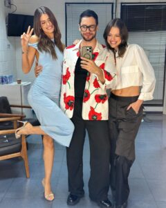 Camila Queiroz Instagram - Verdade seja dita... quando esse trio se junta, os segredos se revelam 😏 Em breve estaremos na telinha, juntos novamente graças ao @walcyrcarrasco, pra algo muito especial 🖤 Algum palpite?
