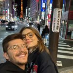 Camila Queiroz Instagram - Arigato Tokyo! 🇯🇵 Ressignifiquei esse lugar que foi tão marcante na minha vida, já contei essa história algumas vezes… O Japão é surpreendente, apaixonante, nos dá aula de civilidade e respeito ao próximo. Voltar depois de 13 anos foi uma mistura de sensações, me emocionei e agradeci algumas vezes. Ainda por cima estava a convite da joalheria mais icônica do mundo @tiffanyandco , acompanhada do amor da minha vida @klebbertoledo e da @13thprod É, foi um sonho. Arigato Tokyo! 🇯🇵 I resignified this place that was so remarkable in my life, I’ve told this story a few times... Japan is surprising, passionate, teaches us about civility and respect for others. Coming back after 13 years was a mixture of feelings, I was moved and thanked a few times. On top of that, I was invited by the world’s most iconic jewelry store @tiffanyandco accompanied by the love of my life @klebbertoledo and @13thprod Yeah, it was a dream.