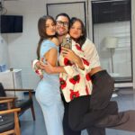 Camila Queiroz Instagram - Verdade seja dita... quando esse trio se junta, os segredos se revelam 😏 Em breve estaremos na telinha, juntos novamente graças ao @walcyrcarrasco, pra algo muito especial 🖤 Algum palpite?