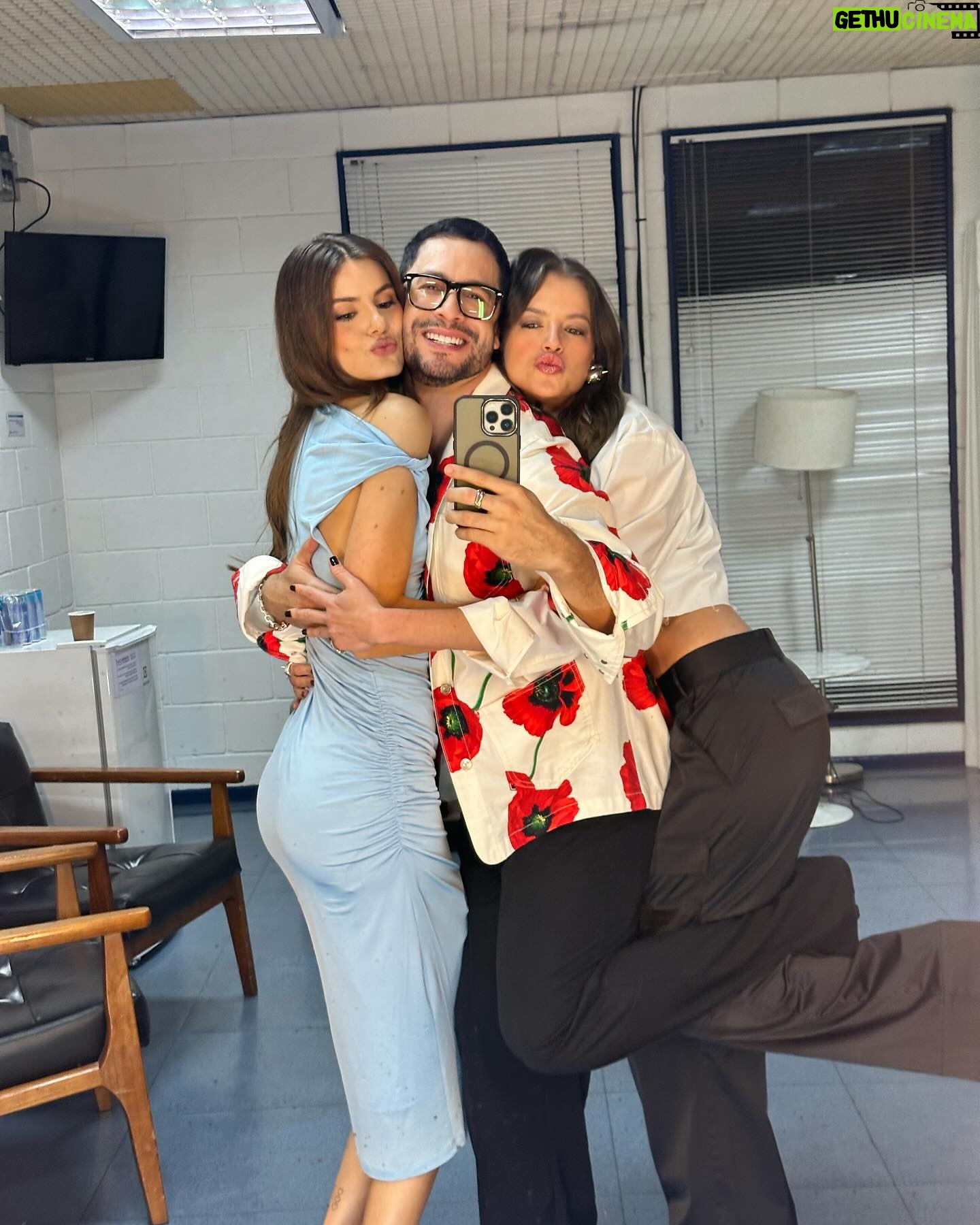 Camila Queiroz Instagram - Verdade seja dita... quando esse trio se junta, os segredos se revelam 😏 Em breve estaremos na telinha, juntos novamente graças ao @walcyrcarrasco, pra algo muito especial 🖤 Algum palpite?