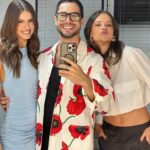 Camila Queiroz Instagram - Verdade seja dita... quando esse trio se junta, os segredos se revelam 😏 Em breve estaremos na telinha, juntos novamente graças ao @walcyrcarrasco, pra algo muito especial 🖤 Algum palpite?