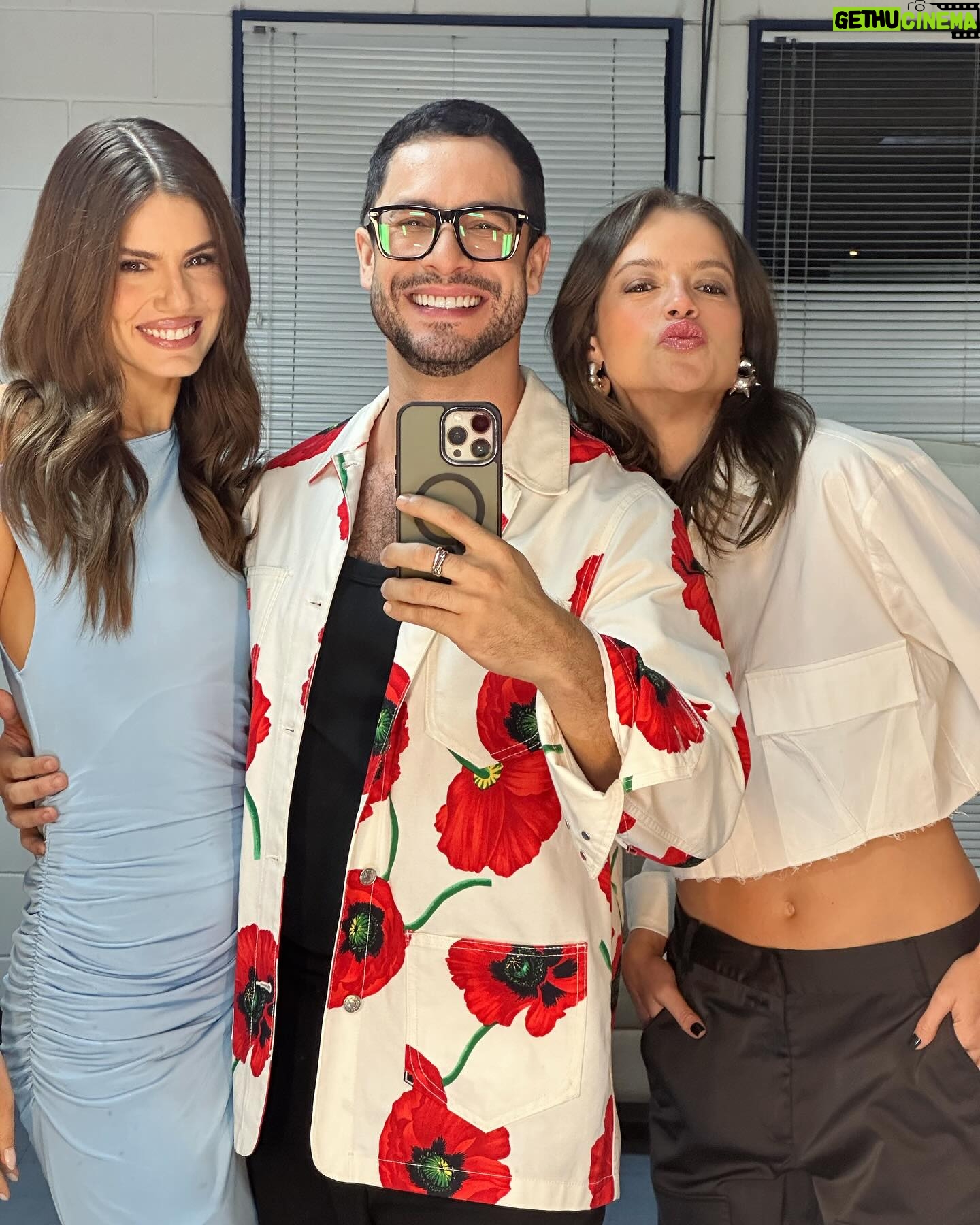 Camila Queiroz Instagram - Verdade seja dita... quando esse trio se junta, os segredos se revelam 😏 Em breve estaremos na telinha, juntos novamente graças ao @walcyrcarrasco, pra algo muito especial 🖤 Algum palpite?