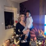 Camille Froment Instagram - Joyeux Noël les amis ❤️🎁🎄 Profitez de ces instants si précieux, de votre famille, vos proches. Une grosse pensée à toutes les personnes qui passent ces fêtes de fin d’année seules, je vous envoie tout mon amour et mon soutien… ✨ Love you all ❣️