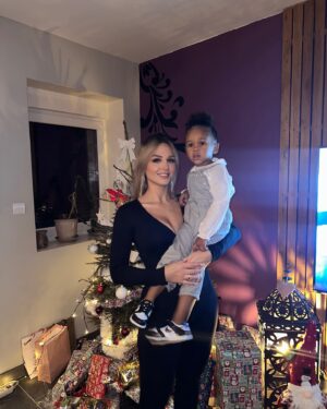 Camille Froment Instagram - Joyeux Noël les amis ❤️🎁🎄
Profitez de ces instants si précieux, de votre famille, vos proches. Une grosse pensée à toutes les personnes qui passent ces fêtes de fin d’année seules, je vous envoie tout mon amour et mon soutien… ✨
Love you all ❣️