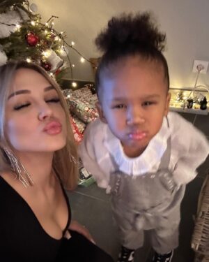 Camille Froment Instagram - Joyeux Noël les amis ❤️🎁🎄
Profitez de ces instants si précieux, de votre famille, vos proches. Une grosse pensée à toutes les personnes qui passent ces fêtes de fin d’année seules, je vous envoie tout mon amour et mon soutien… ✨
Love you all ❣️
