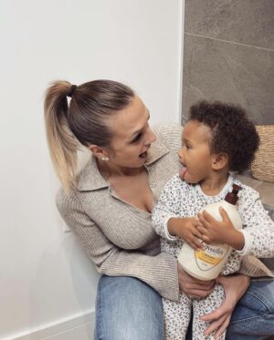 Camille Froment Instagram - Coucou les mam’s 💕
Avec Zélyana on ADORE la nouveauté de la marque @cavaillesfr > le gel bain douche 🥰 Parfait pour toute la famille, des plus petits aux plus grands ! Son odeur est tellement agréable, il rend la peau toute douce tout en la nourrissant et la protégeant ✨
Vous pouvez retrouver tous leurs produits en pharmacie ❤️