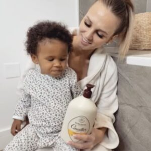 Camille Froment Instagram - Coucou les mam’s 💕
Avec Zélyana on ADORE la nouveauté de la marque @cavaillesfr > le gel bain douche 🥰 Parfait pour toute la famille, des plus petits aux plus grands ! Son odeur est tellement agréable, il rend la peau toute douce tout en la nourrissant et la protégeant ✨
Vous pouvez retrouver tous leurs produits en pharmacie ❤️