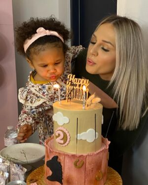 Camille Froment Instagram - Zélyana’s birthday 🎂💗 

Merci à tous d’avoir rendu ce moment magique et inoubliable 🤍

• Déco @events_byl 💗
• Pâtisseries @missac_magicdecors 🎂💗
• Friandises personnalisées @m_etpaillettes 🍭💗