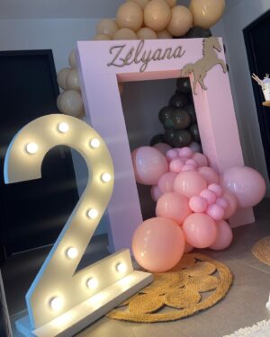 Camille Froment Instagram - Zélyana’s birthday 🎂💗 

Merci à tous d’avoir rendu ce moment magique et inoubliable 🤍

• Déco @events_byl 💗
• Pâtisseries @missac_magicdecors 🎂💗
• Friandises personnalisées @m_etpaillettes 🍭💗