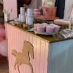 Camille Froment Instagram - Zélyana’s birthday 🎂💗 Merci à tous d’avoir rendu ce moment magique et inoubliable 🤍 • Déco @events_byl 💗 • Pâtisseries @missac_magicdecors 🎂💗 • Friandises personnalisées @m_etpaillettes 🍭💗