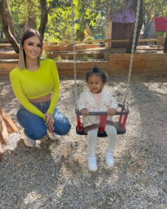 Camille Froment Instagram - Journée au parc avec ma princesse 👑 C’était trop bien, on a trop rigolé enfin surtout moi parce que Zélyana est un mème à elle seule… regardez la dernière photo vous allez comprendre 😂😂 Ma vie !!!!! ♥️♥️♥️♥️