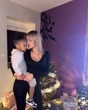 Camille Froment Instagram - Joyeux Noël les amis ❤️🎁🎄
Profitez de ces instants si précieux, de votre famille, vos proches. Une grosse pensée à toutes les personnes qui passent ces fêtes de fin d’année seules, je vous envoie tout mon amour et mon soutien… ✨
Love you all ❣️