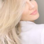 Camille Froment Instagram - That’s the new Me 💁🏼‍♀️ #blondgirl #newstart #newme Thanks to @rstarscoiffure for making me beautiful with my new hair 🤩🔥