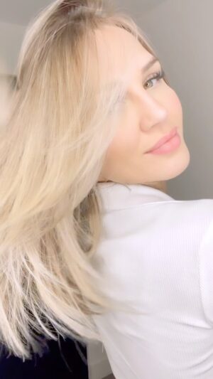 Camille Froment Instagram - That’s the new Me 💁🏼‍♀️ #blondgirl #newstart #newme 
Thanks to @rstarscoiffure for making me beautiful with my new hair 🤩🔥