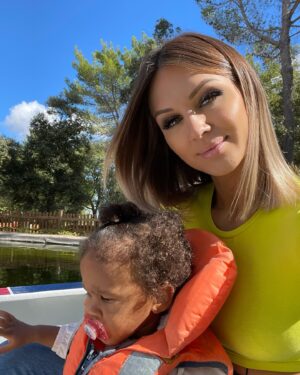 Camille Froment Instagram - Journée au parc avec ma princesse 👑 C’était trop bien, on a trop rigolé enfin surtout moi parce que Zélyana est un mème à elle seule… regardez la dernière photo vous allez comprendre 😂😂 Ma vie !!!!! ♥️♥️♥️♥️