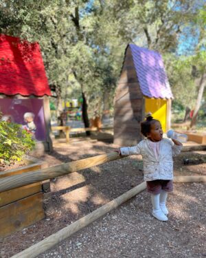 Camille Froment Instagram - Journée au parc avec ma princesse 👑 C’était trop bien, on a trop rigolé enfin surtout moi parce que Zélyana est un mème à elle seule… regardez la dernière photo vous allez comprendre 😂😂 Ma vie !!!!! ♥️♥️♥️♥️