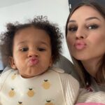 Camille Froment Instagram - Twins 👯‍♀️❤️ J’espère que vous avez passé de très belles fêtes de fin d’année ! Avec Zézé on vous souhaite une très belle année 2023, la santé avant tout 🫶🏼 PS : Zélyana est dans sa période « maman » h24 même si je l’aime de tout mon cœur c’est dur !!! 😅