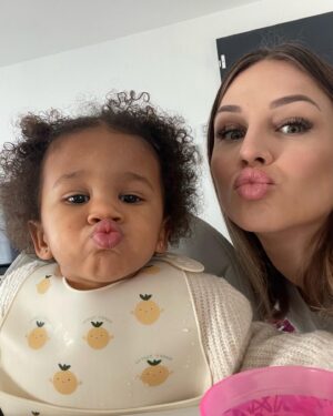 Camille Froment Instagram - Twins 👯‍♀️❤️
J’espère que vous avez passé de très belles fêtes de fin d’année ! Avec Zézé on vous souhaite une très belle année 2023, la santé avant tout 🫶🏼

PS : Zélyana est dans sa période « maman » h24 même si je l’aime de tout mon cœur c’est dur !!! 😅