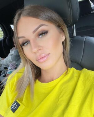 Camille Froment Instagram - Premier selfie de ma 26ème année 🥳🎂💛