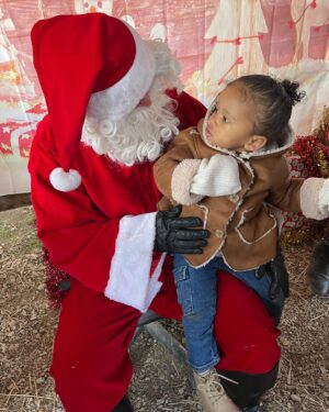 Camille Froment Instagram - Première rencontre avec le Père Noël pour Zélyana et devinez quoi ? Même pas peur 😁 je qu’elle était plutôt intriguée…. 😂 Et vous comment s’est passée la première rencontre de vos bb avec ce fameux Père Noël ? 🎄❤️