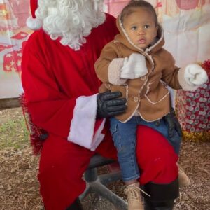Camille Froment Instagram - Première rencontre avec le Père Noël pour Zélyana et devinez quoi ? Même pas peur 😁 je qu’elle était plutôt intriguée…. 😂 Et vous comment s’est passée la première rencontre de vos bb avec ce fameux Père Noël ? 🎄❤️