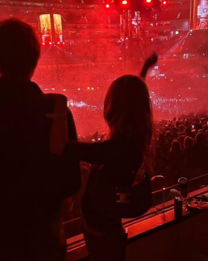 Camille Rowe Instagram - Whiplash 🪨 #CELINEAVATRIOMPHE @celine