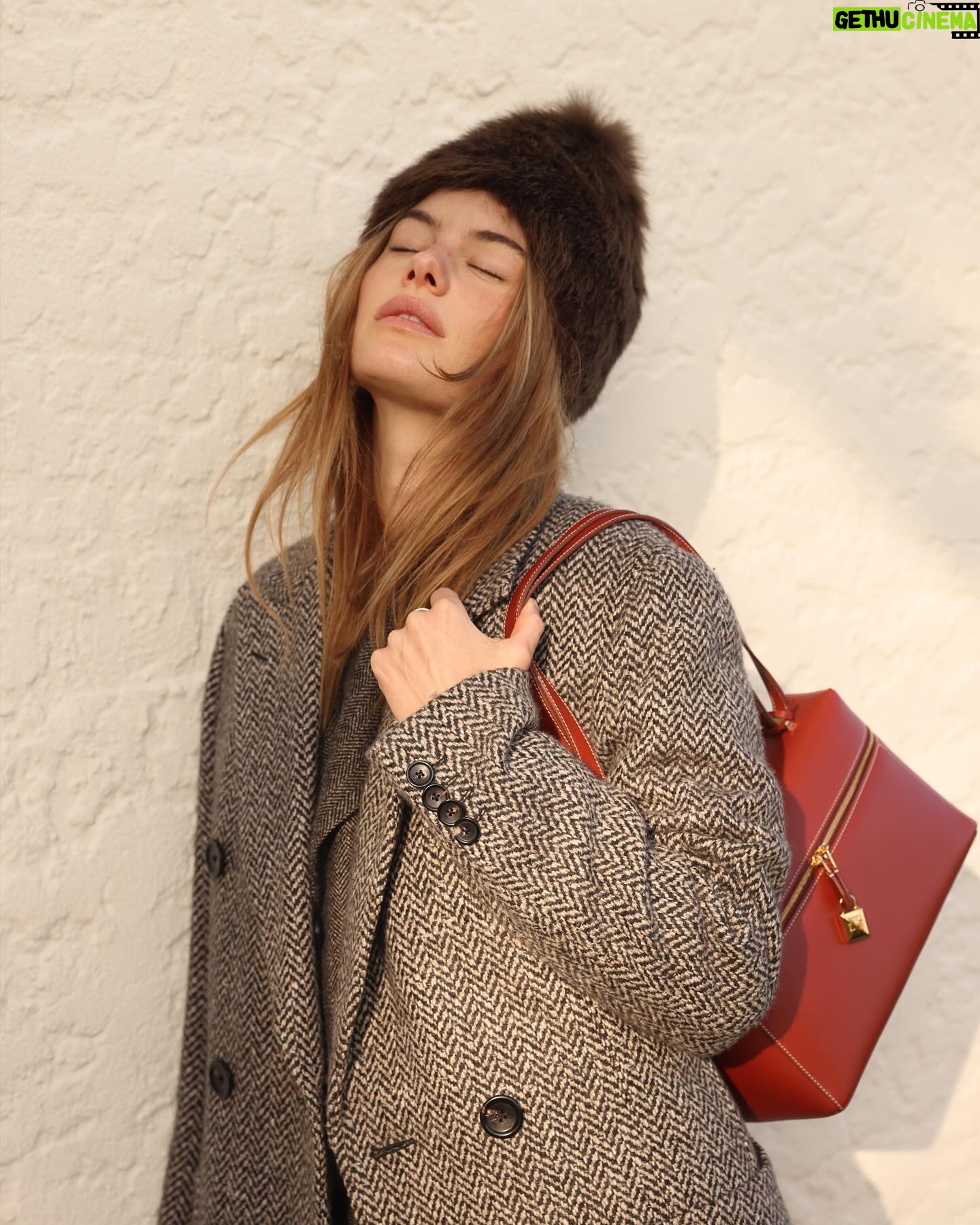 Camille Rowe Instagram - Cozy season with @loropiana #loropianaextrabag #loropiana #inpartnershipwithloropiana