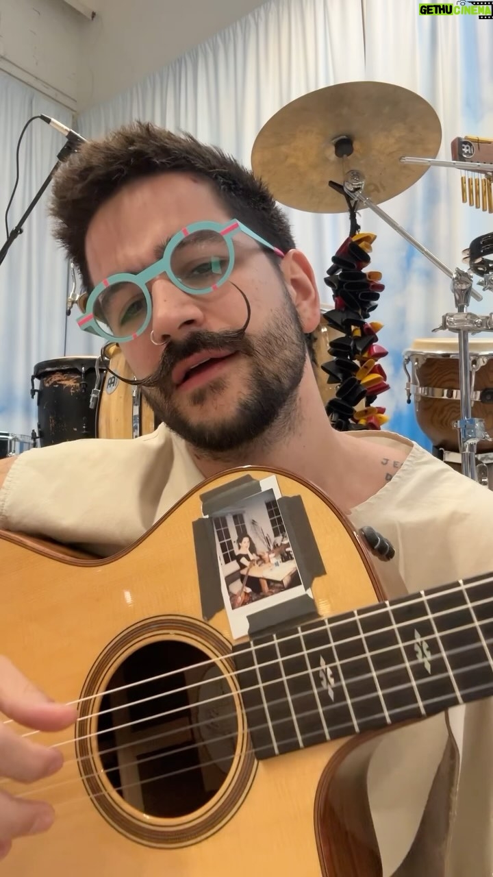 Camilo Instagram - Hoy estamos ensayando esta canción para Nuestro Lugar Feliz Tour y cada que la canto me gusta más. Quién está listo pa gritarla juntos? Jaja 😎🥵