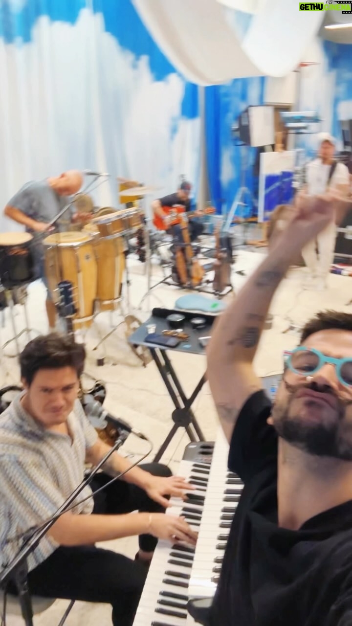 Camilo Instagram - Levanten la mano los que quieren que ya sea miércoles 😎
