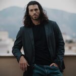 Can Yaman Instagram - ✍️ Stasera in prima serata ci sarà 🫱🏿 la nuova puntata (la seconda puntata) di 👉🏿 Viola Come il Mare 2 🫴🏿 su Canale 5 🍿 C’è anche la semifinale Europa League della Roma, ma sono sicuro che le donne saranno vincenti a strappare la tv agli uomini 💯😅 Giovedì | 9 Maggio 🥂