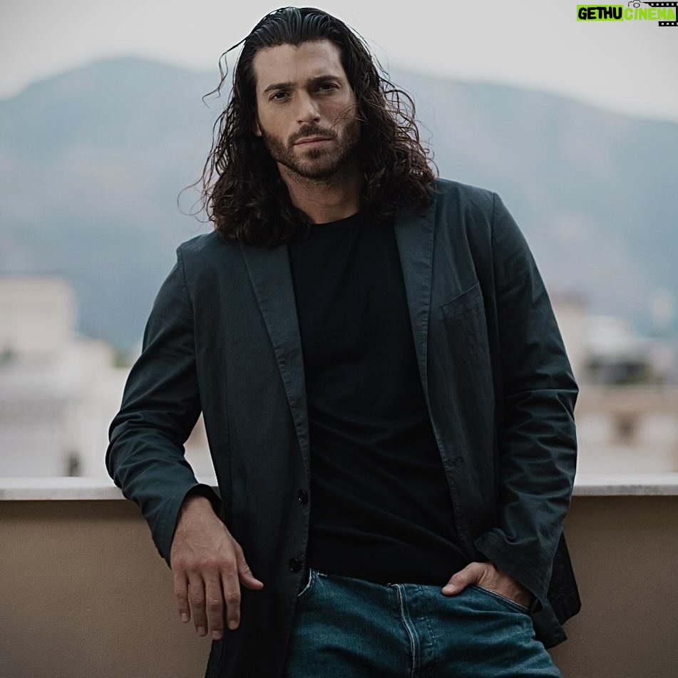 Can Yaman Instagram - ✍️ Stasera in prima serata ci sarà 🫱🏿 la nuova puntata (la seconda puntata) di 👉🏿 Viola Come il Mare 2 🫴🏿 su Canale 5 🍿 C’è anche la semifinale Europa League della Roma, ma sono sicuro che le donne saranno vincenti a strappare la tv agli uomini 💯😅 Giovedì | 9 Maggio 🥂