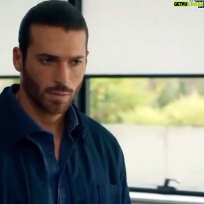 Can Yaman Instagram - Sono contento di sentir parlare del gran successo di Viola Come il Mare 2 dappertutto. È gratificante ricevere delle belle recensioni dopo tanta dedizione messa e tanti sacrifici fatti. Essendo un attore straniero ho provato a fare una cosa che nessun altro attore ha potuto fare fino ad oggi 👉🏿 ed è essere il protagonista di una serie girata completamente in un’altra lingua tranne in inglese. Non parliamo di due tre battutine memorizzate foneticamente, ma bensì reggere tutta la responsabilità per 2 stagioni. Potevo benissimo scegliere di essere doppiato in italiano avendo la fama e l’opportunità che avevo. Ma no! Volevo farcela. La prima stagione era l’inizio di una nuova sfida ed è stata in rodaggio per vari motivi, con la seconda stagione invece ho insistito per la perfezione. Ho ovunque ribadito con le mie fans 🫱🏿 “amore genera amore”. E ora vedo che l’amore ha veramente generato amore. Ringrazio per la lealtà del pubblico e per la compagnia nel mio cammino. E sono sicuro 👉🏿 anche se cambiassi strada, camminereste insieme a me, perché senza la lealtà non si può camminare insieme. ✍️ Prossima puntata : Giovedì | 9 Maggio Su 👉🏿 Canale 5