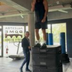 Can Yaman Instagram - Dopo il meritato successone di Viola Come il Mare 2, non potevo altro che saltare in aria 😜 Il tentativo di saltare 1 metro e 20 alla fine di un allenamento pesante che dura un’ora senza sosta e con la stanchezza accumulata era una goduria anche per Ennio che di solito loderebbe pochissimo ✔️ @blugipsy4 🤩 🫱🏿 Ricordiamoci sono io la tigre 🐅 e sono plasmato ad essere sempre il numero uno 👣💯