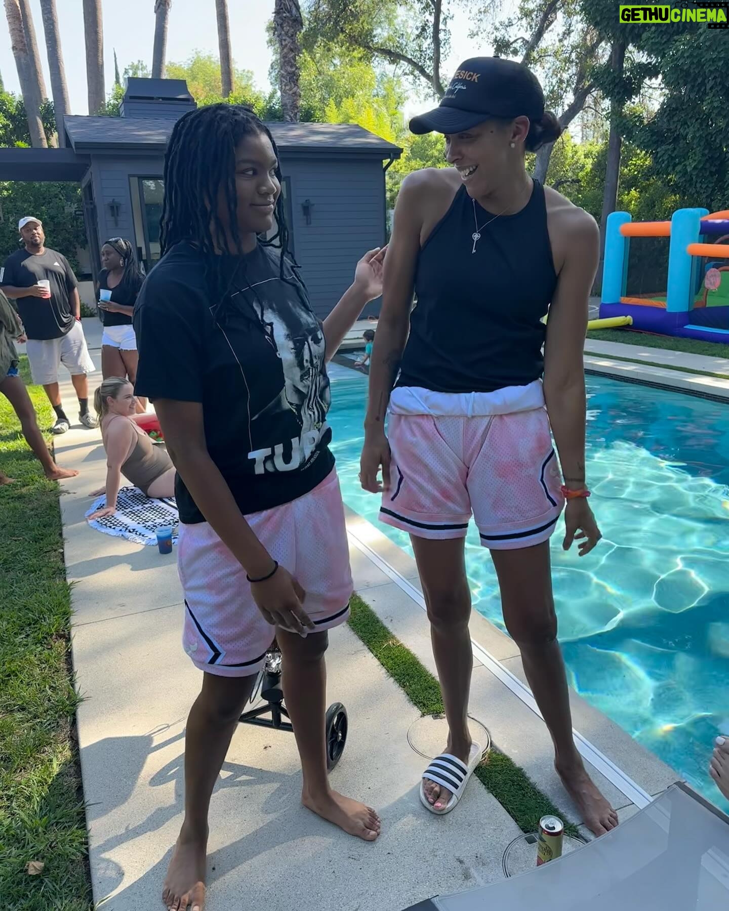 Candace Parker Instagram - Coach always said it. Chase people and passion and you will never fail at life. I’m so frickn grateful for y’all ❤️❤️❤️🤟🏽🤟🏽 #LifeLately