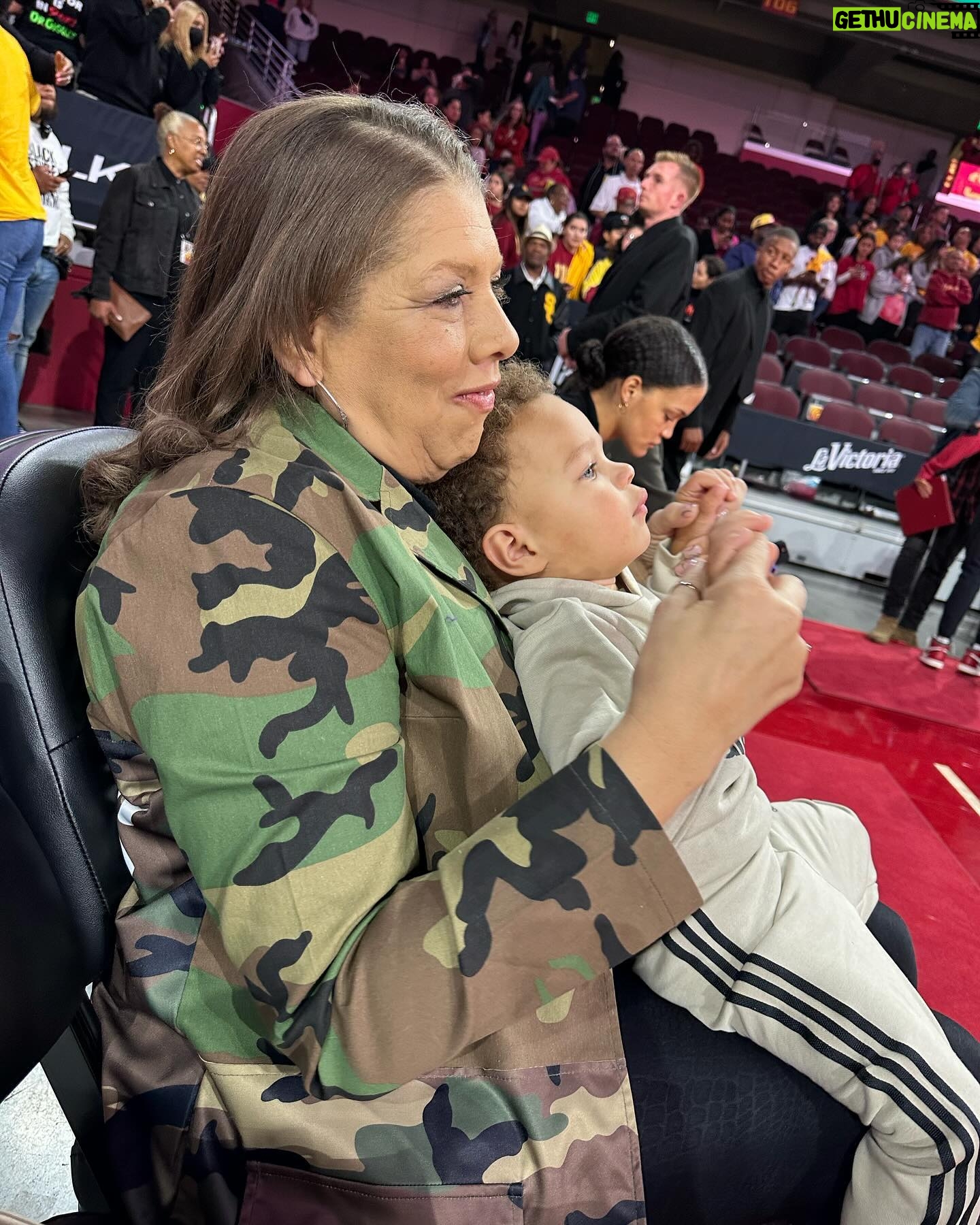 Candace Parker Instagram - Coach always said it. Chase people and passion and you will never fail at life. I’m so frickn grateful for y’all ❤️❤️❤️🤟🏽🤟🏽 #LifeLately