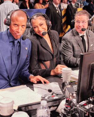 Candace Parker Instagram - All-Star ‘24! I met a couple rappers (@ernie.johnson dropped barz in his Legends speech) and caught up with some amazing peeps. Grateful to work with such amazing people 🙏🏽⭐️ #WeAreNotTheSameIAmAMartian 🔥🔥🔥 #RookieYearCarter3Vibez