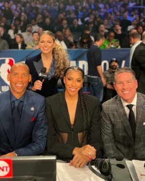 Candace Parker Instagram - All-Star ‘24! I met a couple rappers (@ernie.johnson dropped barz in his Legends speech) and caught up with some amazing peeps. Grateful to work with such amazing people 🙏🏽⭐️ #WeAreNotTheSameIAmAMartian 🔥🔥🔥 #RookieYearCarter3Vibez