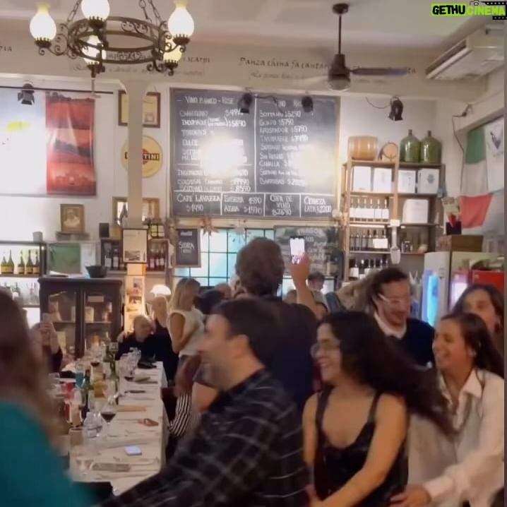 Candela Vetrano Instagram - El festejo del estreno de “Mavita llena eres de gracia” fué como siempre lo soñé. Gracias amigos y familia y gracias @mariafedeleristorante por el amor al festejo ✨❤️